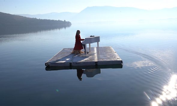 «Ιπτάμενη πιανίστρια» έπαιξε πιάνο στη μέση της λίμνης της Καστορίας και το θέαμα είναι μαγευτικό