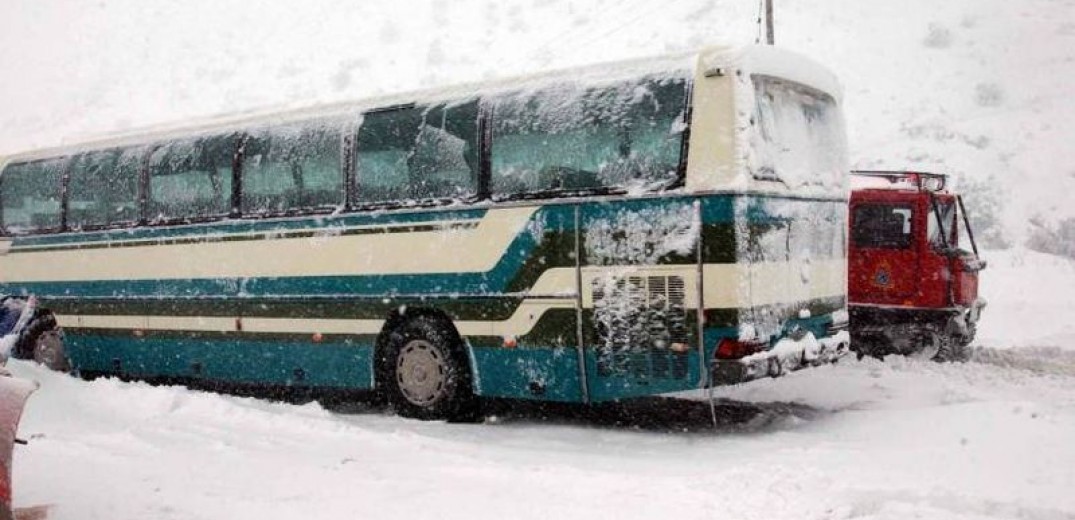 Κακοκαιρία “Μπάρμπαρα”- Κοζάνη: Λεωφορείο ΚΤΕΛ “εγκλωβίστηκε” για 8 ώρες στα χιόνια