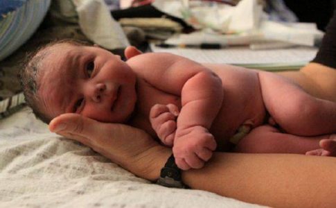 Βίντεο δείχνει μωρό που γεννήθηκε χωρίς να σπάσει ο αμνιακός σάκος