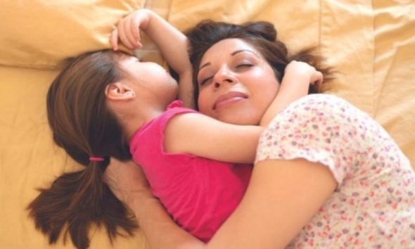 Κοιμηθείτε αγκαλιά με τα παιδιά σας γιατί δεν υπάρχει τίποτα πιο όμορφο από αυτό