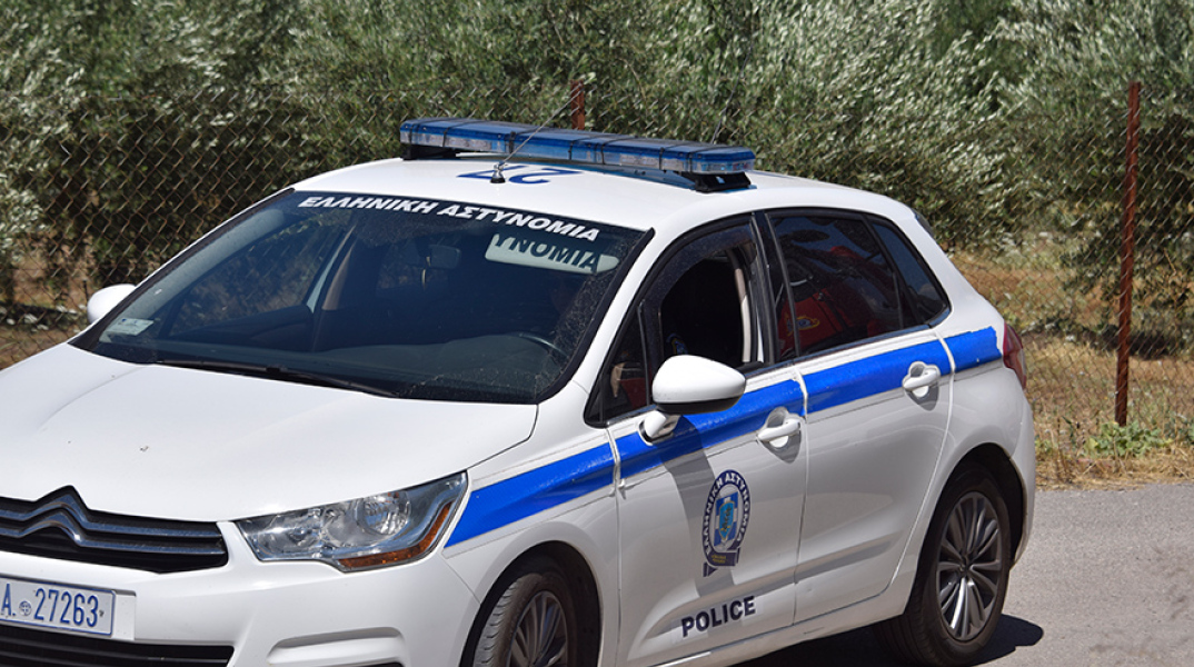 Πατέρας και γιος στη Θεσσαλονίκη επιτέθηκαν σε αστυνομικούς και έσπασαν  περιπολικό