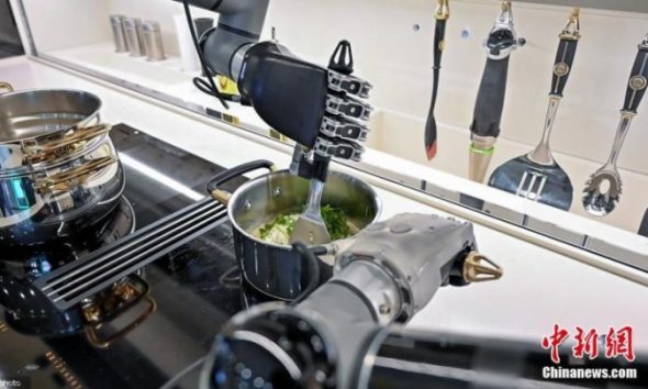Κυκλοφόρησαν ρομπότ που μαγειρεύει και μετά πλένει και τα πιάτα
