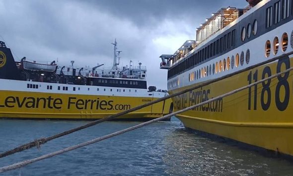 Σύγκρουση πλοίων στην Κυλλήνη: Επιβατηγό πλοίο έπεσε πάνω σε αγκυροβολημένο πλοίο στο λιμάνι