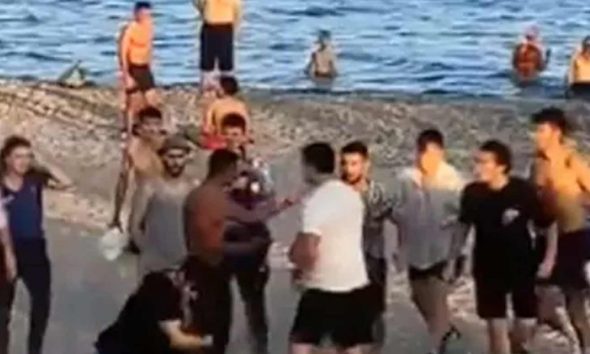 Πολίτες έδειραν αλλοδαπούς που βιντεοσκοπούσαν κορίτσια σε παραλία της Αττάλειας