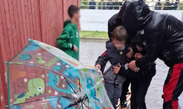 Σκηνές απείρου κάλους στα Τρίκαλα: Έφτιαξαν γέφυρα με πάγκους για να βγάλουν τα νήπια από το σχολείο