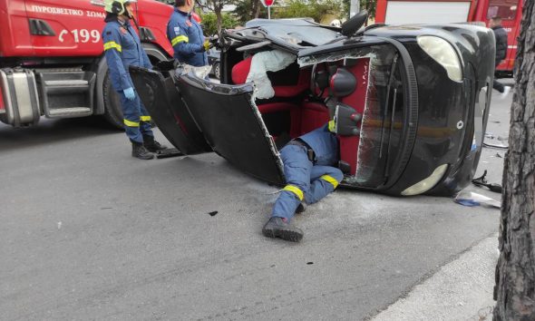 Σοκαριστικό τροχαίο στον Άλιμο: Οδηγός μηχανής «καρφώθηκε» μέσα στην καμπίνα του αυτοκινήτου και σκοτώθηκε