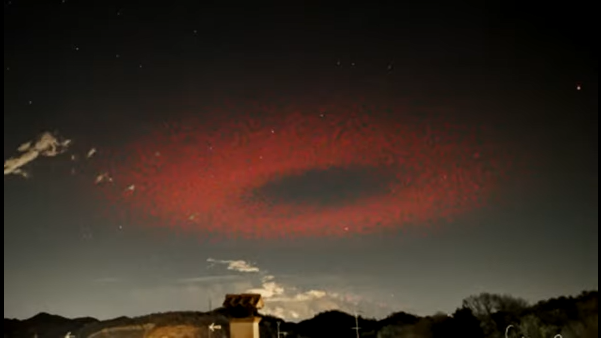 Συγκλονιστικό! Κόκκινος δακτύλιος εμφανίστηκε πάνω από τον ουρανό της Ιταλίας – Τι θα συμβεί στη Γη;