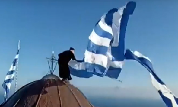 Πατέρας Ιωσήφ: Ο μοναχός με την Ελληνική σημαία στoν βράχο του Αγίου Όρους δίνει το δικό του ελπιδοφόρο μήνυμα