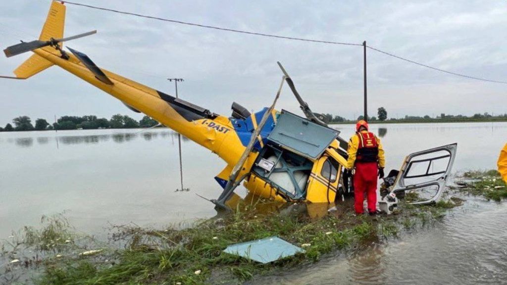 A rescue helicopter has crashed in Italy. Four people were injured