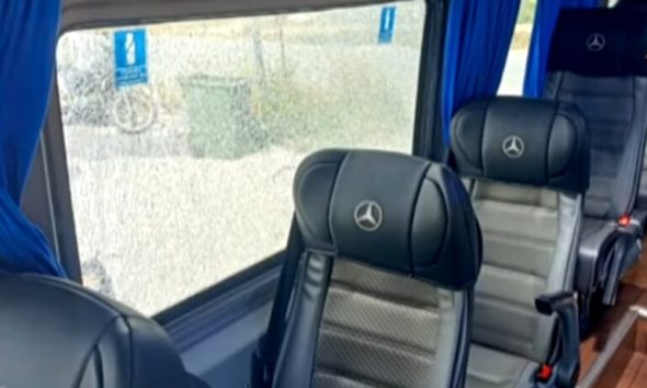 Ηράκλειο: Γάντζος γερανού διέλυσε λεωφορείο – Από τύχη γλίτωσε τουρίστρια με το μωράκι της
