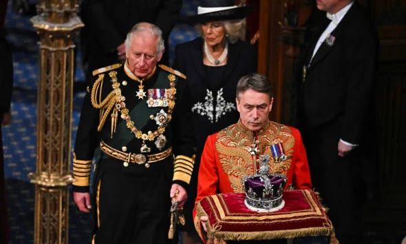 Βασιλιάς Κάρολος: Η στέψη και τα σύμβολα της μοναρχίας με τα πολύτιμα στέμματα και τα σπάνια διαμάντια