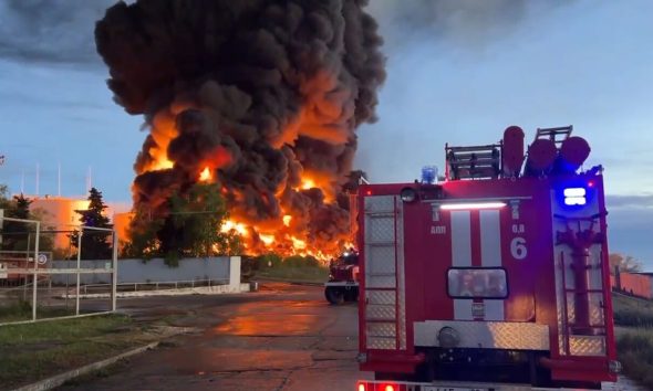 Ρωσία: Πυρκαγιά σε διυλιστήριο μετά από Ουκρανική επίθεση – Εκρήξεις και στο Κίεβο