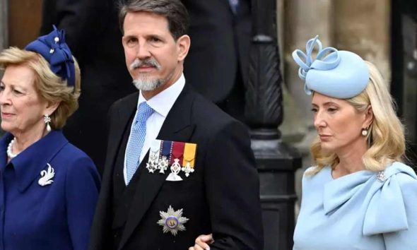 Στέψη Βασιλιά Καρόλου: Με γαλάζιο και μπλε Άννα Μαρία, Μαρί Σαντάλ και Παύλος