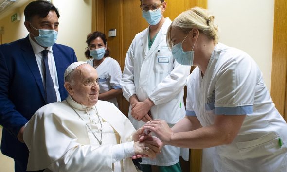 Πάπας Φραγκίσκος: Ολοκληρώθηκε με επιτυχία η επέμβαση – Θα παραμείνει στο νοσοκομείο για αρκετές ημέρες