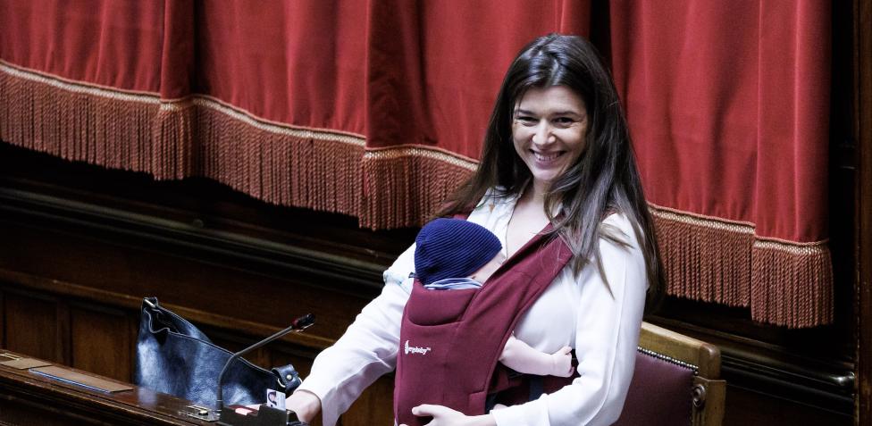 Για πρώτη φορά, ένα μωρό βρέθηκε στα έδρανα του ιταλικού κοινοβουλίου – Η βουλευτής μητέρα θήλασε το δύο μηνών παιδί της