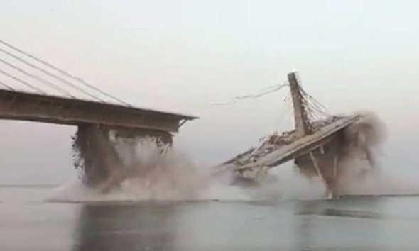 Συγκλονιστικές εικόνες από την κατάρρευση υπό κατασκευής γέφυρας στην Ινδία – Τμήμα της βούλιαξε στον Γάγγη