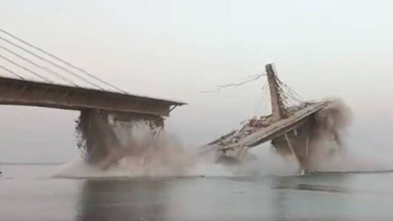 Συγκλονιστικές εικόνες από την κατάρρευση υπό κατασκευής γέφυρας στην Ινδία – Τμήμα της βούλιαξε στον Γάγγη