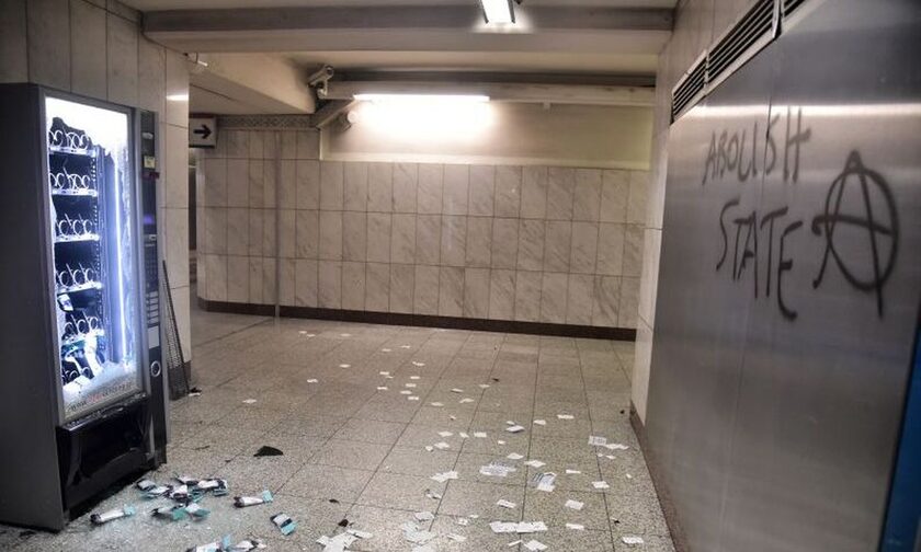 Σύνταγμα: Βανδαλισμοί στον σταθμό του μετρό – Έσπασαν ΑΤΜ - Newsbomb -  Ειδησεις - News