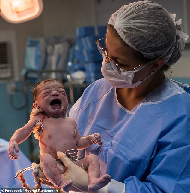 Το viral μωρό που κοιτά απειλητικά τον γιατρό που το έφερε στον κόσμο! διεθνή, επικαιρότητα - Εικόνα 3