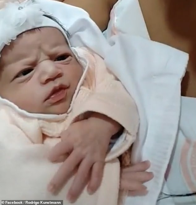 Το viral μωρό που κοιτά απειλητικά τον γιατρό που το έφερε στον κόσμο! διεθνή, επικαιρότητα - Εικόνα 5