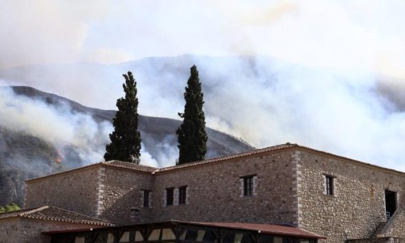 Φωτιά στο Αίγιο: Συγκλονίζει μοναχός – «Δεν αφήνω το μοναστήρι να καεί»