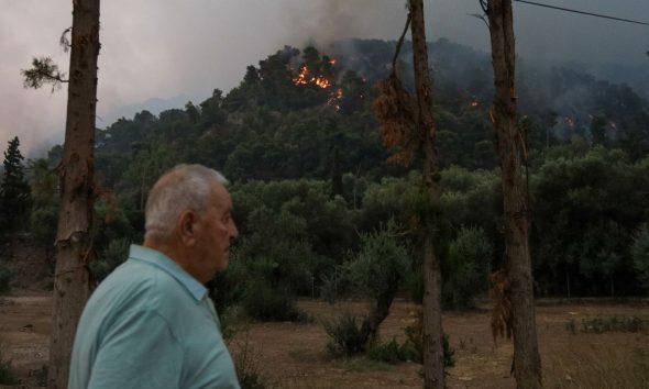 Φωτιά στην Κάρυστο: Εντολή εκκένωσης δόθηκε από το 112 για το χωριό Πλατανιστός