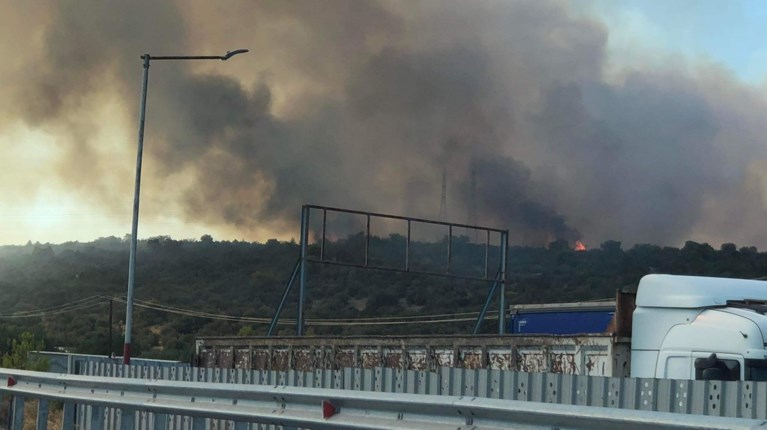 Πυρκαγιά τώρα σε εργοστάσιο στη Μάνδρα: Στις φλόγες απορρίμματα και ανακυκλώσιμα υλικά