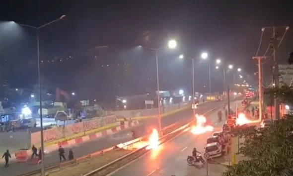 Άλσος Βεΐκου: Άγνωστοι πέταξαν μολότοφ και έκαψαν αυτοκίνητα κατά τη διάρκεια αντιρατσιστικού φεστιβάλ