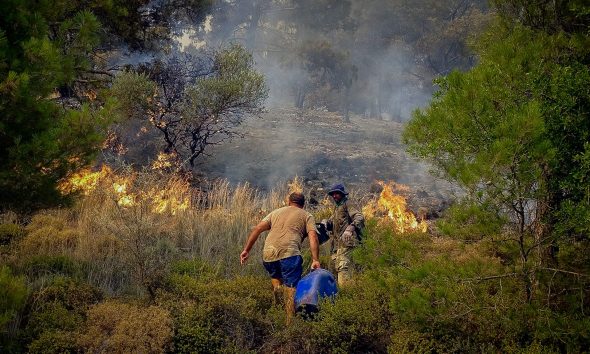 Εκτός ελέγχου η φωτιά στη Ρόδο – Νέο μήνυμα από το 112 για εκκένωση της Καλάθου