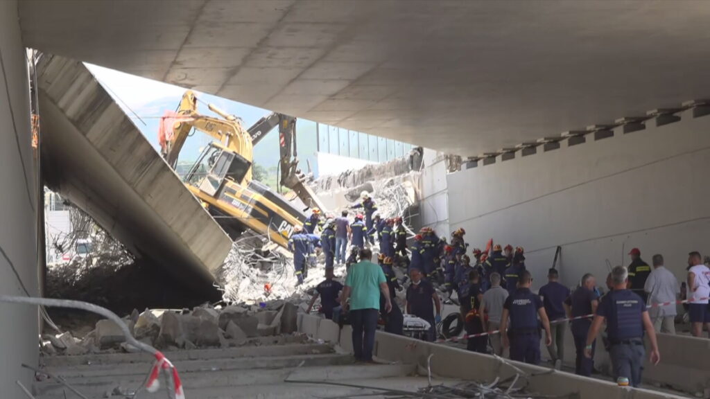 Κατάρρευση γέφυρας – Πάτρα: Συνεχίζεται η επιχείρηση απεγκλωβισμού — Κατασκευαστική: «Στο χώρο βρέθηκαν άτομα μη έχοντα εργασία»