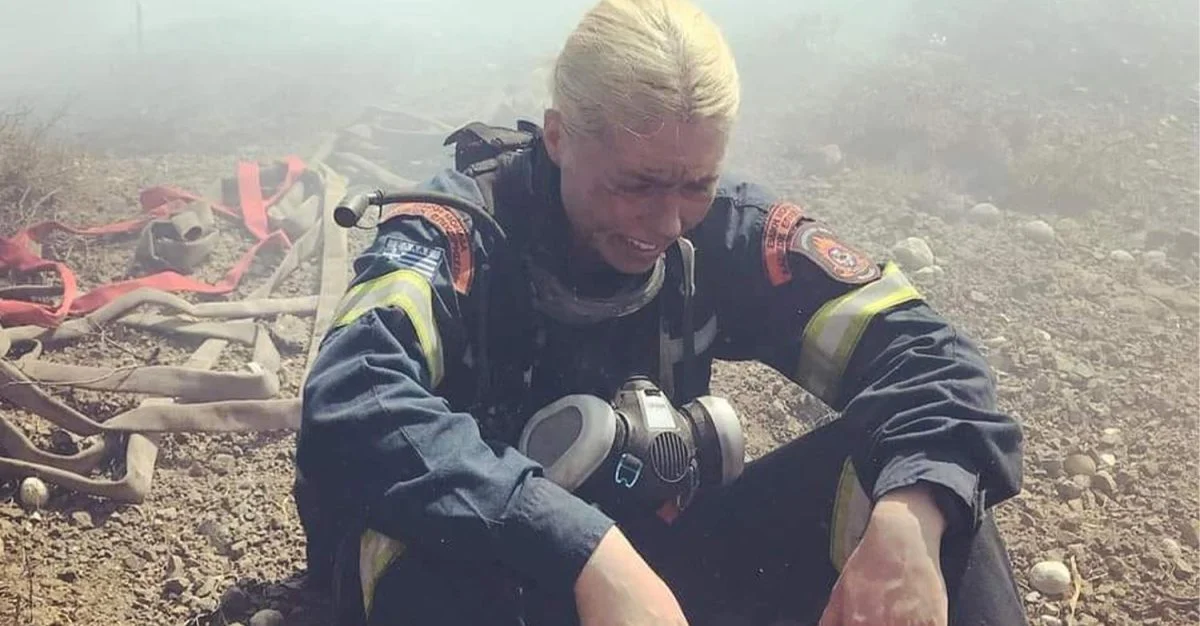 Φωτιά στη Ρόδο: Η συγκλονιστική εικόνα γυναίκας πυροσβέστη που ξεκουράζεται στους καπνούς κλαίγοντας