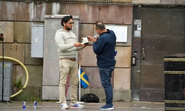 Σουηδία: Δύο άνδρες έβαλαν φωτιά σε αντίτυπο του κορανίου μπροστά από το κτίριο του Κοινοβουλίου στην Στοκχόλμη