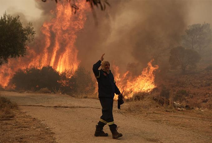 Πυρκαγιά στη Μάνδρα: Επιχειρούν 22 εναέρια μέσα – «Σαν φωτοβολίδες πετάγονται οι κουκουνάρες»