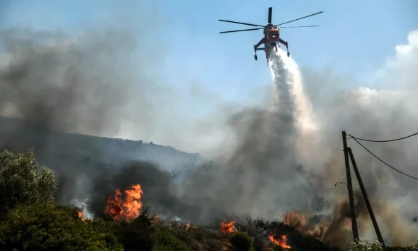 «Πυριτιδαποθήκη» η χώρα: Ακραίος κίνδυνος για νέες πυρκαγιές και σήμερα Δευτέρα – Οι 13 περιφέρειες που βρίσκονται στο “κόκκινο”