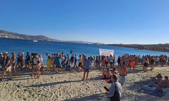 Daily Mail για το «κίνημα της πετσέτας»: Οι Έλληνες εξεγείρονται γιατί δεν βρίσκουν ελεύθερο χώρο στις παραλίες