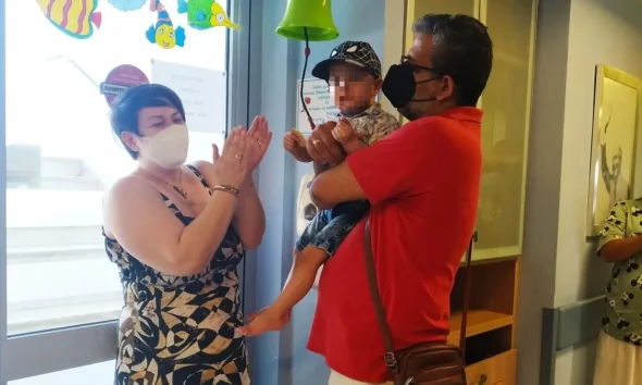 Έγινε το θαύμα : Ο 3 ετών Γαβριήλ νίκησε τον “καρκινοδράκο” και χτύπησε περήφανα το καμπανάκι της ζωής