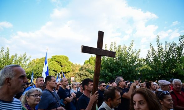 Σταυροί, εικόνες και λάβαρα στο συλλαλητήριο για τις νέες ταυτότητες στη Θεσσαλονίκη