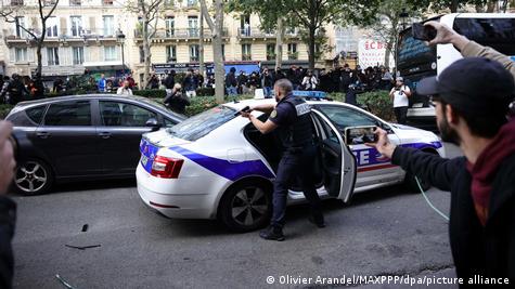 Παρίσι: Διαδηλωτές επιτέθηκαν με σιδερόβεργες σε περιπολικό – Τραυματίστηκαν 3 αστυνομικοί