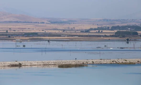 Θεσσαλία: Ανεβαίνει επικίνδυνα η στάθμη του νερού στην λίμνη Κάρλα – Ποια χωριά απειλούνται