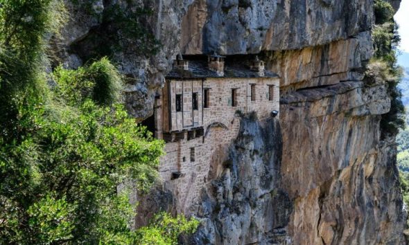 Μονή Κηπίνας: Tο απόκοσμο μοναστήρι μέσα στο βράχο που προκαλεί δέος – H αινιγματική «Σουμελά της Ηπείρου»