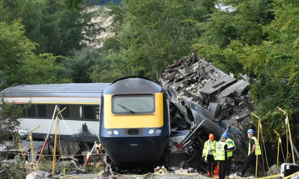 Σκωτία: Σύγκρουση τρένων σε σιδηροδρομικό σταθμό