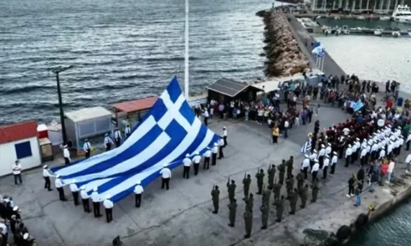 Μία γιγάντια γαλανόλευκη σημαία υψώθηκε με τις αρμόζουσες τιμές στο λιμάνι της Χίου