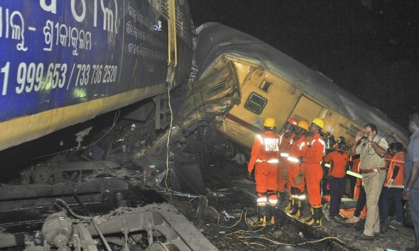Τραγωδία στην Ινδία: Στους 13 αυξήθηκαν οι νεκροί από το σιδηροδρομικό δυστύχημα