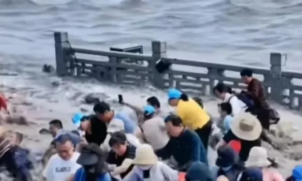 Κίνα: Δεκάδες τουρίστες παρασύρθηκαν από μεγάλο παλιρροϊκό κύμα – Σώθηκαν από θαύμα