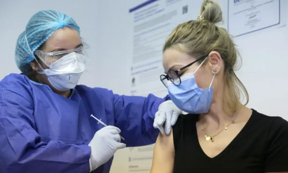COVID-19: Αρχίζουν από σήμερα οι εμβολιασμοί για τους 12 χρονών και άνω