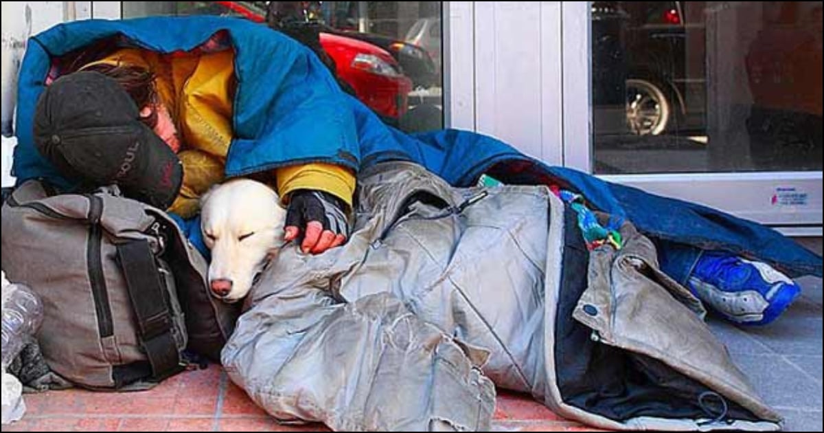 Είναι αληθινός άνθρωπος: Κρητικός άστεγος έβγαλε το μπουφάν του για να σκεπάσει το σκυλάκι του ενώ έβρεχε