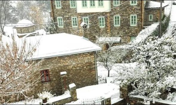 Ντύθηκε στα «λευκά» το Νυμφαίο: Έπεσαν τα πρώτα χιόνια και στο Ποσειδέρι
