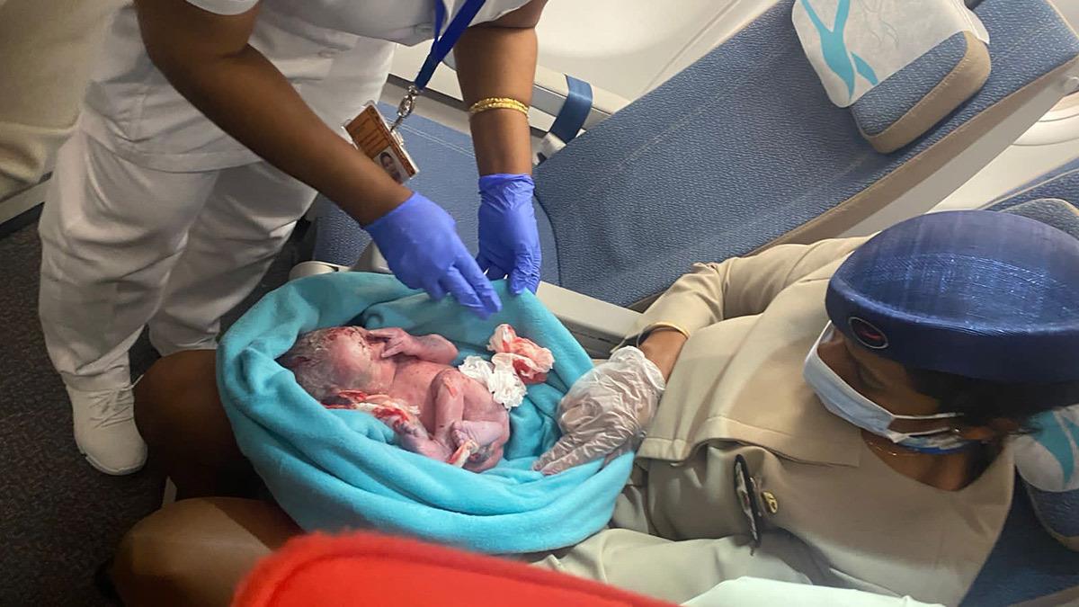 Απίστευτο: Γυναίκα γέννησε ένα υγιέστατο κοριτσάκι κατά τη διάρκεια πτήσης