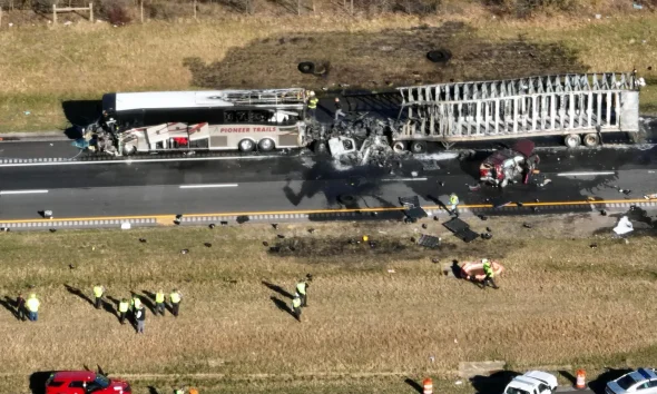 Θρίλερ στις ΗΠΑ: Λεωφορείο που μετάφερε μαθητές συγκρούστηκε με φορτηγό σε αυτοκινητόδρομο του Οχάιο – 3 νεκροί και 15 τραυματίες