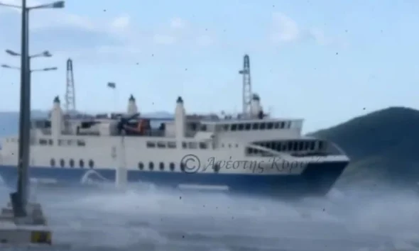 Αίγινα: Βίντεο ντοκουμέντο από φέρρυ μποτ που «παλεύει» να δέσει στο λιμάνι εξαιτίας των κυμμάτων
